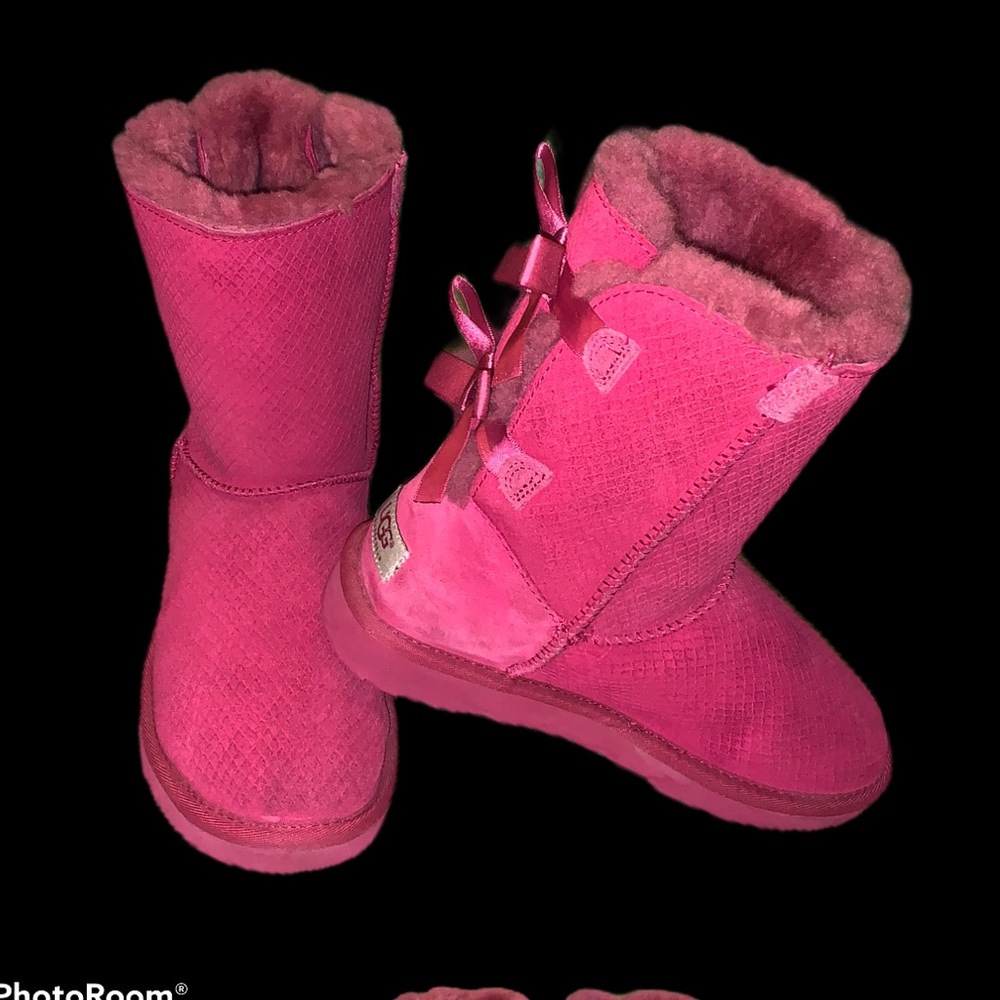 EUC -UGG Bailey Bow short Boots Size 7